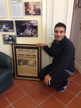 Pagina di giornale originale sul primo sbarco Lunare