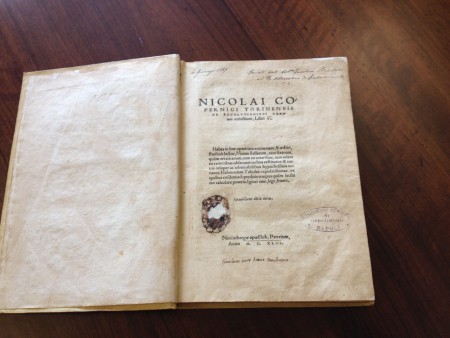"Il De revolutionibus orbium coelestium" (in italiano Sulle rivoluzioni dei corpi celesti) è il celeberrimo trattato astronomico di Niccolò Copernico, pubblicato per la prima volta a Norimberga nel 1543, per la precisione il 24 maggio.