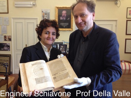 Alessandra con il direttore dell'Osservatorio Astronomico di Capodimonte che reggono la prima originale copia del libro di Copernico " De revolutionibus orbium coelestium " del 1543.